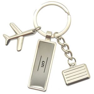 מחזיק מפתחות עם מטוס ומזוודה