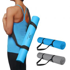 מזרון יוגה מגולגל על גב אישה ועוד 2 באפור ותכלת