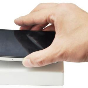 יד מניחה את הנייד על רמקול התהודה