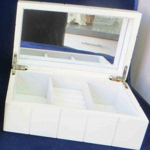 קופסא לתכשיטים בלבן