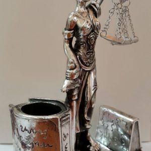 מעמד אלת הצדק לכרטיסי ביקור ועטים