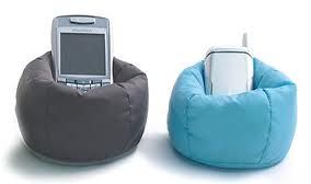 מעמד שולחני לטלפון נייד בעיצוב פופ . תנו לטלפון להסתבלט ... העתק מדויק של הפופ שכולנו מכירים. רק שהפופ מגיע במיני . ניתן להניח עליו טלפונים, אייפונים וכל אביזרי הגאדג'טים. מיועד לשלולחן עבודה, חדר