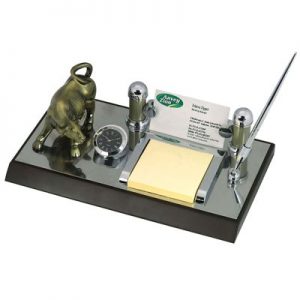 מעמד לכרטיסי ביקור עם שור ושעון