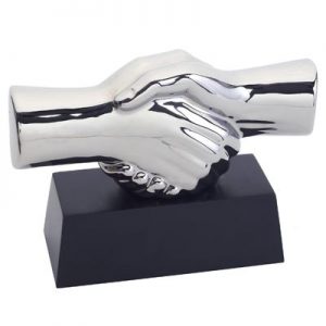 פסל שלחני עם ידים