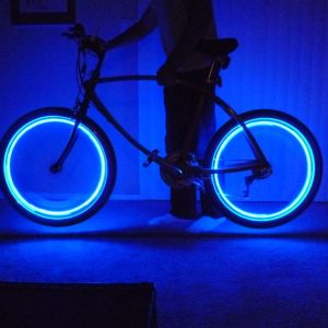 תארות LED המתחברת לוונטיל של אופניים ומאירה